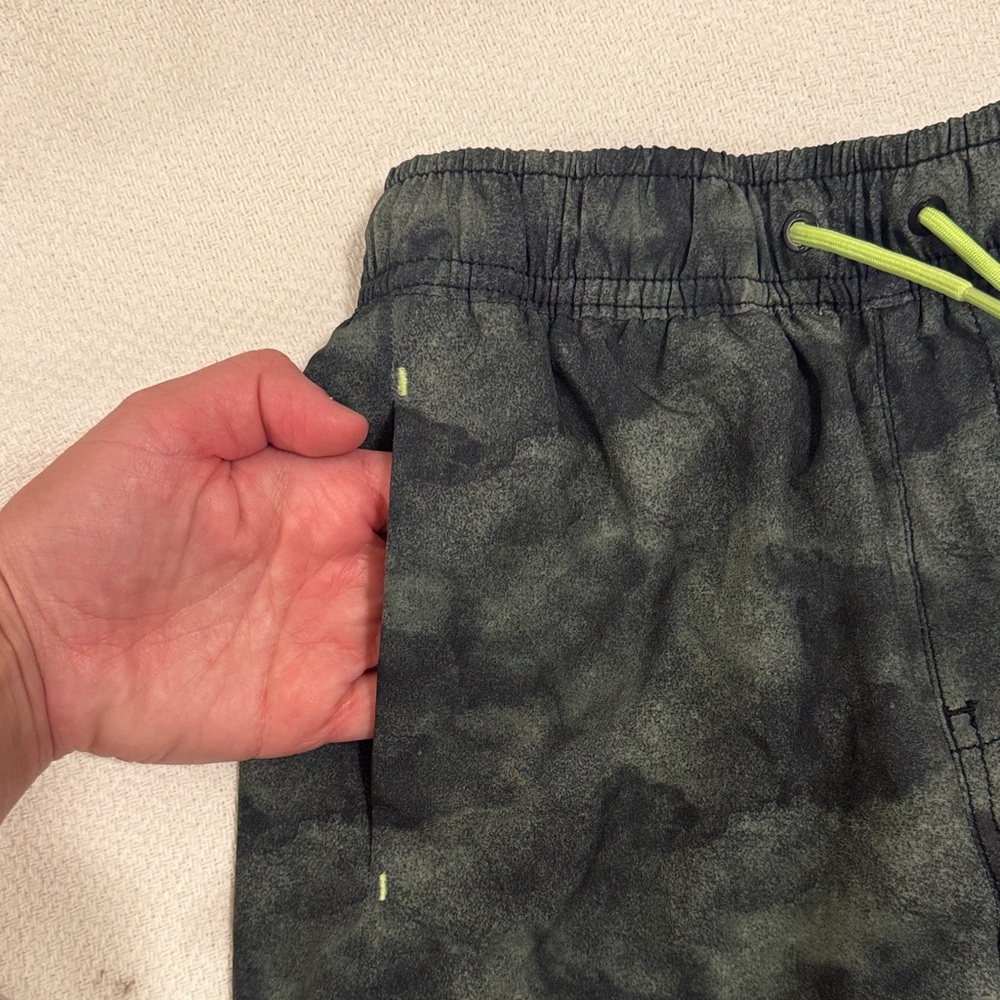Boys 6-7 GapFit Black and Green Athletic Shorts Drawstring - Picture 4 of 7